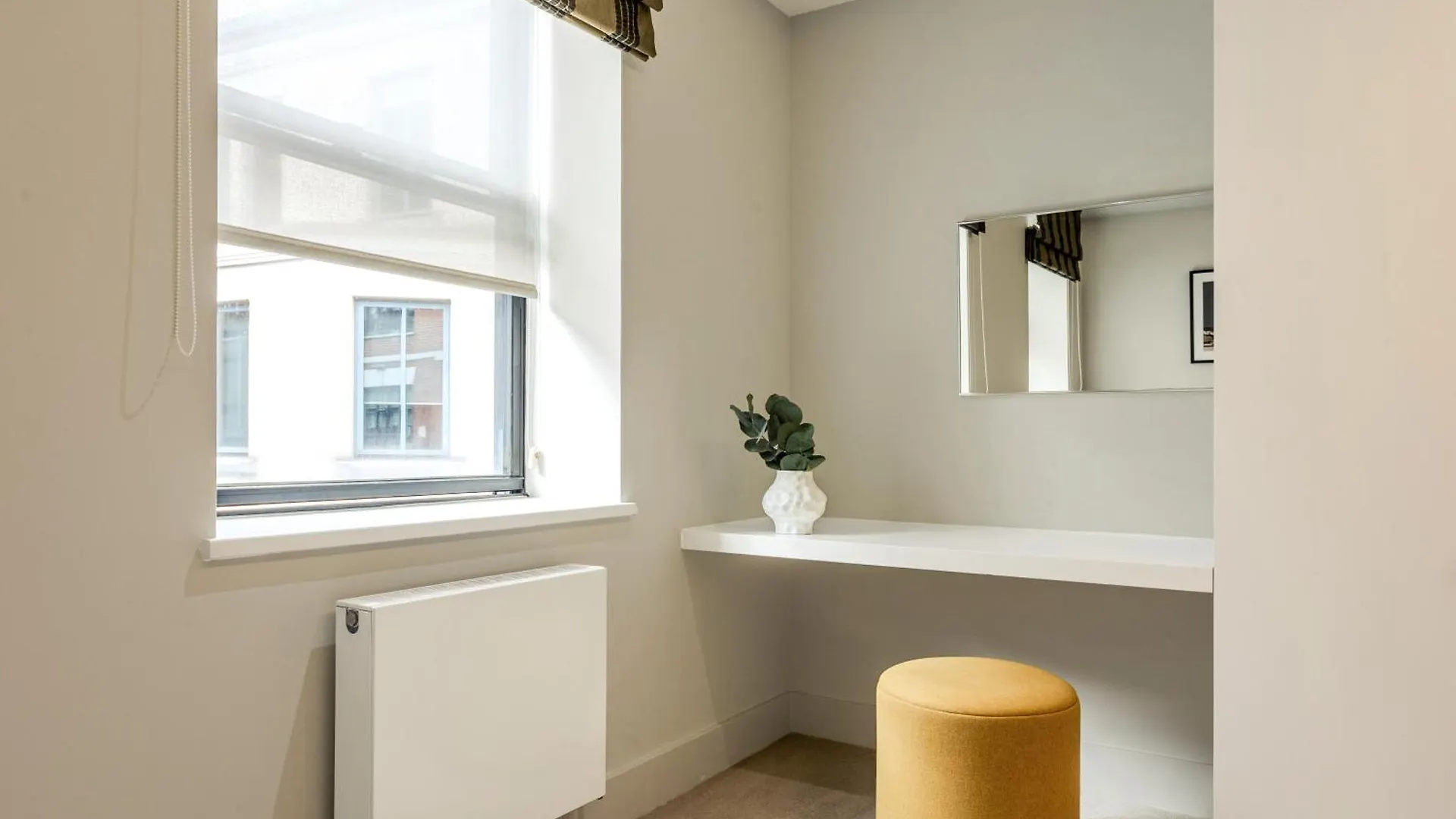 Tower Of London - Your Apartment 0*,